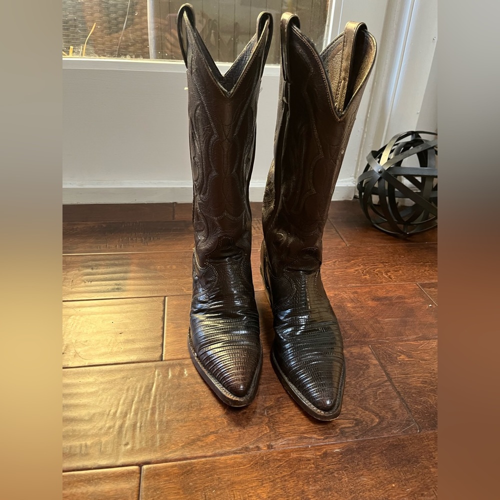 Justin ladies authentic cowboy boots. Dark brown color. Excellent condition - Picture 4 of 10